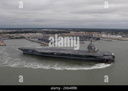 Norfork, Stati Uniti. 04 ottobre 2022. La marina statunitense USS Gerald R. Ford, nave principale della Ford Class Aircraft Carriers, esce da un ormeggio sul fiume Elizabeth mentre parte dalla Naval Station Norfolk per il suo primo schieramento, il 4 ottobre 2022 a Norfork, Virginia. Credito: MC2 Jackson Adkins/USA Navy Photo/Alamy Live News Foto Stock