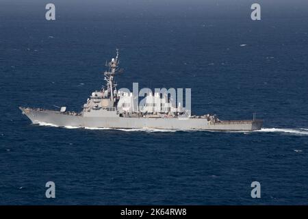 Oceano Atlantico, Spagna. 09 ottobre 2022. Il cacciatorpediniere missilistico guidato della U.S. Navy Arleigh Burke-Class USS Ramage brucia l'Oceano Atlantico durante un transito simulato con il Ford Carrier Strike Group, 9 ottobre 2022 vicino alla Spagna. Credito: MC2 Jackson Adkins/USA Navy Photo/Alamy Live News Foto Stock