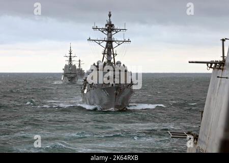 Oceano Atlantico, Spagna. 05 ottobre 2022. Il cacciatorpediniere missilistico guidato della U.S. Navy Arleigh Burke-Class USS McFaul (DDG 74) irruba l'Oceano Atlantico durante un transito simulato con il Ford Carrier Strike Group, 5 ottobre 2022 vicino alla Spagna. Credit: MC3 Kerri Kline/US Navy Photo/Alamy Live News Foto Stock