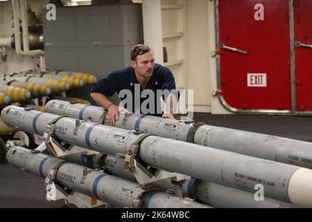 Oceano Atlantico, Spagna. 11 ottobre 2022. Un marinaio della marina statunitense prepara missili aria-aria AIM-120 per il carico nella baia Hangar a bordo della nave USS Gerald R. Ford, nave guida nella Ford Class Aircraft Carriers, 11 ottobre 2022 vicino alla Spagna. Credito: MC2 Jackson Adkins/USA Navy Photo/Alamy Live News Foto Stock