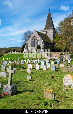 La chiesa e il cimitero di St Andrews nel villaggio di Alfriston, Sussex orientale, Inghilterra, Regno Unito Foto Stock
