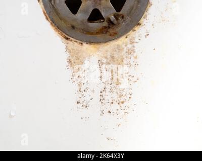 Scarico arrugginito traboccante per il bagno. Muffa sul rubinetto del bagno. Vecchio impianto idraulico. Richiede sostituzione. Per la riparazione Foto Stock