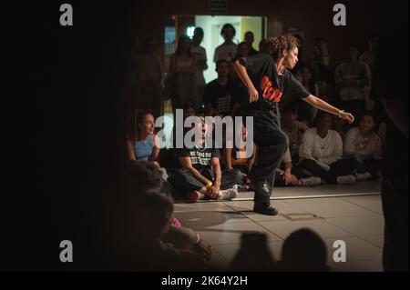 Sofia Mae danze alla battaglia MAF, evento di danza urbana e di strada organizzato da Mafia Crew durante le feste di El Pilar a Saragozza, Spagna Foto Stock