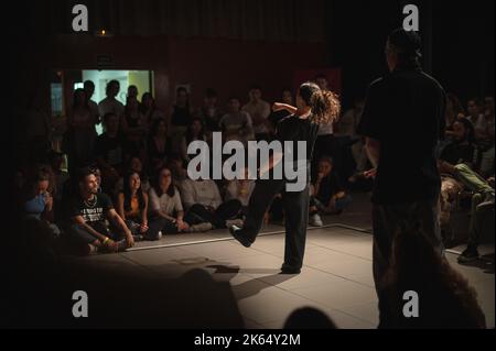 Sofia Mae danze alla battaglia MAF, evento di danza urbana e di strada organizzato da Mafia Crew durante le feste di El Pilar a Saragozza, Spagna Foto Stock