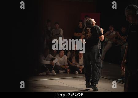 Sofia Mae danze alla battaglia MAF, evento di danza urbana e di strada organizzato da Mafia Crew durante le feste di El Pilar a Saragozza, Spagna Foto Stock