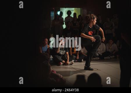 Sofia Mae danze alla battaglia MAF, evento di danza urbana e di strada organizzato da Mafia Crew durante le feste di El Pilar a Saragozza, Spagna Foto Stock