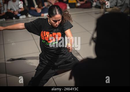 Sofia Mae danze alla battaglia MAF, evento di danza urbana e di strada organizzato da Mafia Crew durante le feste di El Pilar a Saragozza, Spagna Foto Stock