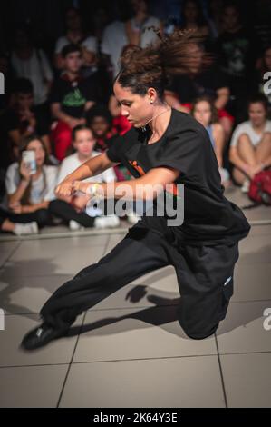 Sofia Mae danze alla battaglia MAF, evento di danza urbana e di strada organizzato da Mafia Crew durante le feste di El Pilar a Saragozza, Spagna Foto Stock