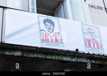 santiago, spagna, 29 settembre 2022 banner nella sala del teatro con gli attori xose touriñan e manuel cortes Foto Stock