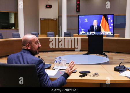 Bruxelles, Belgio. 11th Ott 2022. Il Presidente del Consiglio europeo Charles Michel partecipa alla riunione virtuale dei leader del Gruppo dei sette (G7) e dell'Ucraina tramite videoconferenza, a Bruxelles, in Belgio, martedì, ottobre. 11, 2022. Il presidente ucraino Volodymyr Zelensky ha chiesto ai leader del Gruppo dei sette (G7) paesi di un maggiore sostegno alle capacità di difesa aerea 'scudo aereo', mentre G7 ha promesso di continuare a sostenere Kyiv per 'finchè ci vuole'. Photo by European Union/UPI Credit: UPI/Alamy Live News Foto Stock