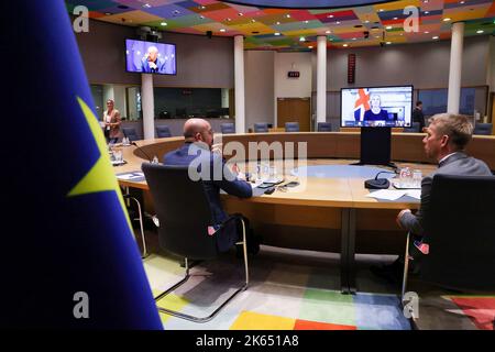 Bruxelles, Belgio. 11th Ott 2022. Il Presidente del Consiglio europeo Charles Michel (L) partecipa alla riunione virtuale dei leader del Gruppo dei sette (G7) e dell'Ucraina tramite videoconferenza, a Bruxelles, in Belgio, martedì, ottobre. 11, 2022. Il presidente ucraino Volodymyr Zelensky ha chiesto ai leader del Gruppo dei sette (G7) paesi di un maggiore sostegno alle capacità di difesa aerea 'scudo aereo', mentre G7 ha promesso di continuare a sostenere Kyiv per 'finchè ci vuole'. Photo by European Union/UPI Credit: UPI/Alamy Live News Foto Stock