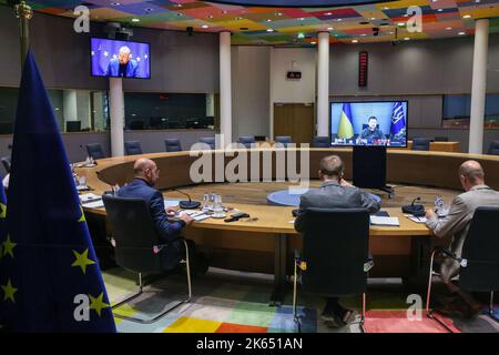 Bruxelles, Belgio. 11th Ott 2022. Il Presidente del Consiglio europeo Charles Michel (L) partecipa alla riunione virtuale dei leader del Gruppo dei sette (G7) e dell'Ucraina tramite videoconferenza, a Bruxelles, in Belgio, martedì, ottobre. 11, 2022. Il presidente ucraino Volodymyr Zelensky ha chiesto ai leader del Gruppo dei sette (G7) paesi di un maggiore sostegno alle capacità di difesa aerea 'scudo aereo', mentre G7 ha promesso di continuare a sostenere Kyiv per 'finchè ci vuole'. Photo by European Union/UPI Credit: UPI/Alamy Live News Foto Stock