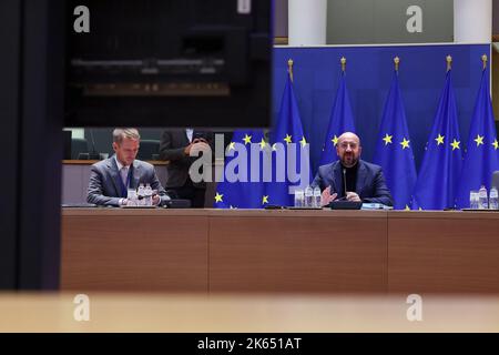 Bruxelles, Belgio. 11th Ott 2022. Il Presidente del Consiglio europeo Charles Michel (R) partecipa alla riunione virtuale dei leader del Gruppo dei sette (G7) e dell'Ucraina tramite videoconferenza, a Bruxelles, in Belgio, martedì, ottobre. 11, 2022. Il presidente ucraino Volodymyr Zelensky ha chiesto ai leader del Gruppo dei sette (G7) paesi di un maggiore sostegno alle capacità di difesa aerea 'scudo aereo', mentre G7 ha promesso di continuare a sostenere Kyiv per 'finchè ci vuole'. Photo by European Union/UPI Credit: UPI/Alamy Live News Foto Stock