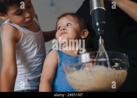 Buona famiglia di biscotti in cucina a casa, godetevi il tempo libero. Figlia imparare la cucina. Cucinare a casa. Foto Stock