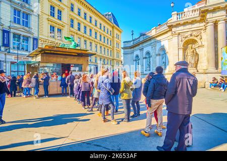 VIENNA, AUSTRIA - 17 FEBBRAIO 2019: Camminate la lunga coda per il piccolo stand di fast food in piazza Albertinaplatz, il 17 febbraio a Vienna, Austria Foto Stock