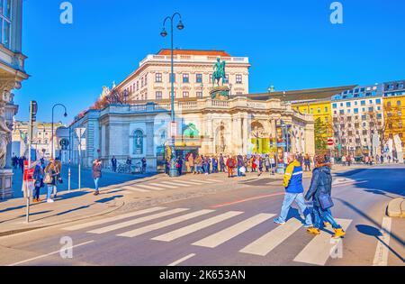 VIENNA, AUSTRIA - 17 FEBBRAIO 2019: Passeggiata Albertinaplatz con lo storico museo Albertina, il 17 febbraio a Vienna, Austria Foto Stock