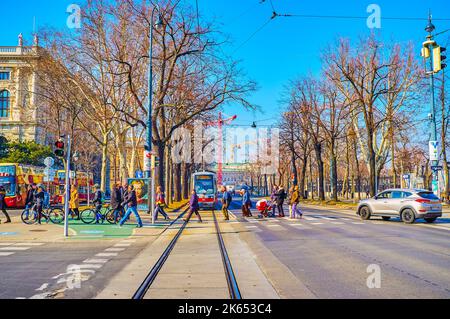 VIENNA, AUSTRIA - 17 FEBBRAIO 2019: Pedoni che attraversano Ringstrasse, il 17 febbraio a Vienna, Austria Foto Stock