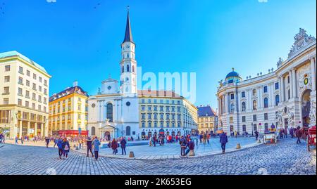 VIENNA, AUSTRIA - 17 FEBBRAIO 2019: Panorama di piazza Michaelerplatz con la Chiesa di San Michele e il Palazzo Hofburg, il 17 febbraio a Vienna, Austria Foto Stock