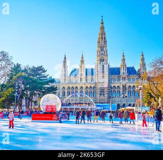 VIENNA, AUSTRIA - 17 FEBBRAIO 2019: La gente si diverte a pattinare su una grande pista di pattinaggio sul ghiaccio nel parco di Rathausplatz, di fronte al municipio di Vienna, il 17 febbraio in VI Foto Stock