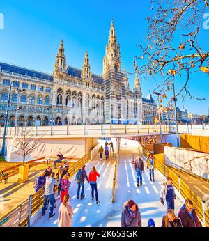 VIENNA, AUSTRIA - 17 FEBBRAIO 2019: La famosa pista di pattinaggio viennese sul Rathausplatz è il luogo migliore per pattinare nel centro della città, a febbraio Foto Stock