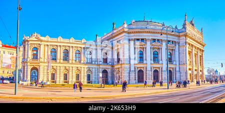 VIENNA, AUSTRIA - 17 FEBBRAIO 2019: Vista panoramica sul Burgtheater, lo storico Teatro Imperiale del viale Ringstrasse, il 17 febbraio a Vienna Foto Stock