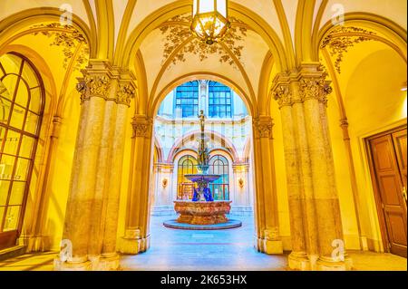 VIENNA, AUSTRIA - 17 FEBBRAIO 2019: Il magnifico interno del Palais Ferstel, lo storico passaggio dello shopping con una fontana nel cortile, il febbraio Foto Stock