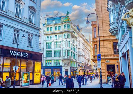 VIENNA, AUSTRIA - 17 FEBBRAIO 2019: Le strade affollate della città vecchia, piene di negozi, boutique e ristoranti, il 17 febbraio a Vienna, Austria Foto Stock