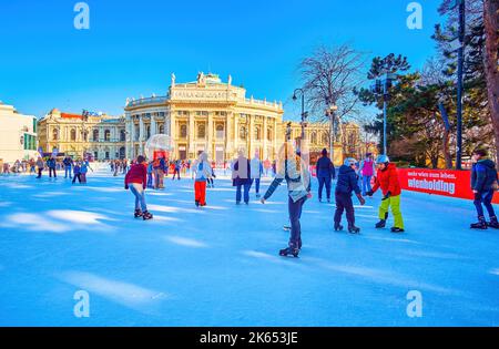 VIENNA, AUSTRIA - 17 FEBBRAIO 2019: Il 17 febbraio a Vienna, in Austria, la gente si diverte a pattinare sulla grande pista di pattinaggio su ghiaccio di Rathausplatz Foto Stock