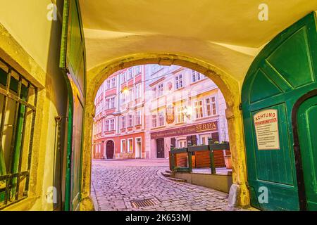 VIENNA, AUSTRIA - 17 FEBBRAIO 2019: Passando arco medievale con vecchie porte di legno nel centro storico, il 17 febbraio a Vienna, Austria Foto Stock