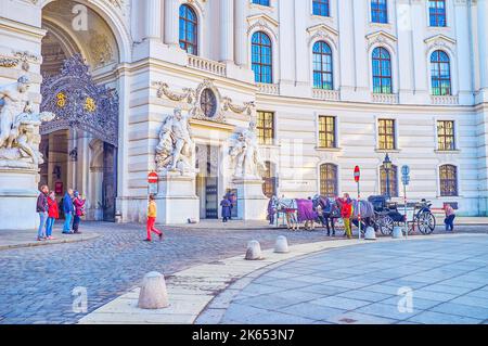 VIENNA, AUSTRIA - 17 FEBBRAIO 2019: Piazza Michaelerplatz con il suo punto di riferimento principale, l'ingresso a Michaelertrakt (l'ala di Michele) del Palazzo Hofburg, Foto Stock