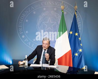 Roma, Italia. 12th Ott 2022. Il Presidente del Consiglio dei Ministri Mario Draghi partecipa alla riunione virtuale dei leader del Gruppo dei sette (G7) e dell'Ucraina tramite videoconferenza, a Bruxelles, in Belgio, martedì, ottobre. 11, 2022. Il presidente ucraino Volodymyr Zelensky ha chiesto ai leader del Gruppo dei sette (G7) paesi di un maggiore sostegno alle capacità di difesa aerea 'scudo aereo', mentre G7 ha promesso di continuare a sostenere Kyiv per 'finchè ci vuole'. Photo by Italian PM Press Office/UPI Credit: UPI/Alamy Live News Foto Stock