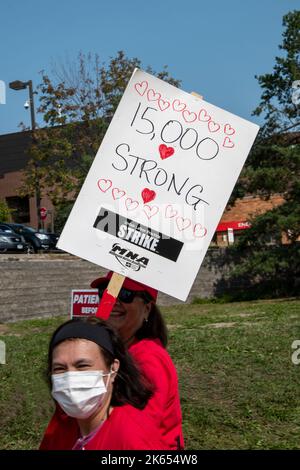 Maplewood, Minnesota. Gli infermieri colpiscono 16 ospedali nelle Twin Cities per tre giorni per ottenere salari migliori, livelli di personale migliori, un numero di dipendenti migliore Foto Stock