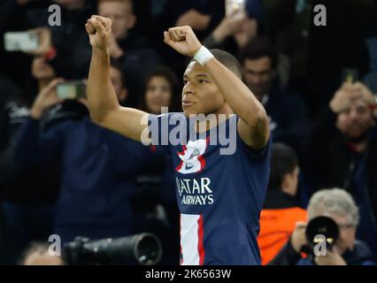 Parigi, Francia. 11th Ott 2022. Parigi il Kylian Mbappe di Saint-Germain celebra il suo gol durante la partita di calcio UEFA Champions League Group H tra Parigi Saint-Germain e SL Benfica al Parc des Princes di Parigi, Francia, 11 ottobre 2022. Credit: RIT Heize/Xinhua/Alamy Live News Foto Stock