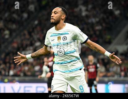 Milano, Italia. 11th Ott 2022. Pierre-Emerick Aubameyang di Chelsea celebra il suo gol durante la partita di calcio UEFA Champions League Group e tra AC Milan e Chelsea FC a Milano, Italia, il 11 ottobre 2022. Credit: Augusto Casasoli/Xinhua/Alamy Live News Foto Stock