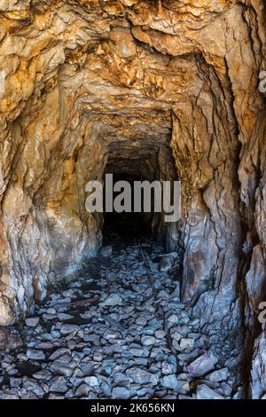 Ammira l'interno della miniera d'oro abbandonata vicino ai laghi Mammoth nelle montagne della Sierra Nevada della California. Foto Stock