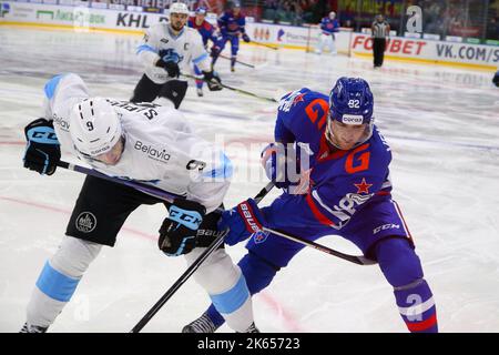 San Pietroburgo, Russia. 11th Ott 2022. Giocatore di Dinamo Hockey Club, Sergey Sapego (No.9) e giocatore di SKA Hockey Club, Alexander Volkov (No.92) visto in azione durante la Kontinental Hockey League, stagione regolare KHL 2022 - 2023 tra SKA San Pietroburgo e Dinamo Minsk presso l'Ice Sports Palace. (Punteggio finale; SKA Saint Petersburg 3:2 Dinamo Minsk) Credit: SOPA Images Limited/Alamy Live News Foto Stock