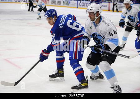 San Pietroburgo, Russia. 11th Ott 2022. Giocatore DI SKA Hockey Club, Marat Khairullin (No.61) e Dinamo Hockey Club giocatore, Mark Barberio (No.44) visto in azione durante la Kontinental Hockey League, stagione regolare KHL 2022 - 2023 tra SKA San Pietroburgo e Dinamo Minsk presso l'Ice Sports Palace. (Punteggio finale; SKA Saint Petersburg 3:2 Dinamo Minsk) Credit: SOPA Images Limited/Alamy Live News Foto Stock