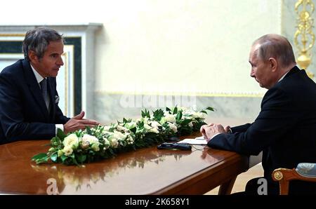 San Pietroburgo, Russia. 11th Ott 2022. Il presidente russo Vladimir Putin (R) incontra Rafael grossi, direttore dell'Agenzia internazionale per l'energia atomica (AIEA) dell'ONU, a San Pietroburgo, Russia il 11 ottobre 2022. By Kremlin Pool/UPI Credit: UPI/Alamy Live News Foto Stock