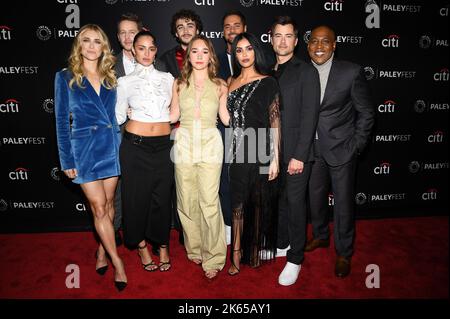 New York, Stati Uniti. 11th Ott 2022. (Fila posteriore) Josh Dallas, Ty Doran, JR Ramirez, (prima fila) Melissa Roxburgh, Luna Blaise, Holly Taylor, Parveen Kaur, Matt Long e Daryl Edwards partecipano alla proiezione di Netflix "manifest Season 4" al New York Palsy Museum, New York, NY, 11 ottobre 2022. (Foto di Anthony Behar/Sipa USA) Credit: Sipa USA/Alamy Live News Foto Stock