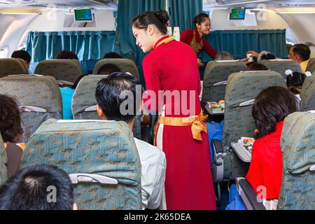 Equipaggio e passeggeri a bordo del volo Vietnam Airlines da Hanoi a Bangkok Foto Stock