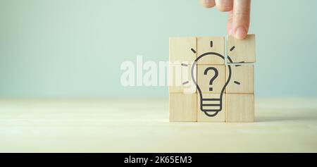 Punti interrogativi e lampadina che simboleggiano l'idea o la soluzione. Capacità di problem solving, creatività, innovazione, brainstorming, pensiero critico e radice c Foto Stock