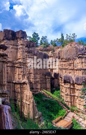 PHA Chor il fenomeno naturale dei pilastri del suolo erosi situato nel Parco Nazionale di Mae Wang, distretto di Doi lo, Chiang mai, Thailandia Foto Stock