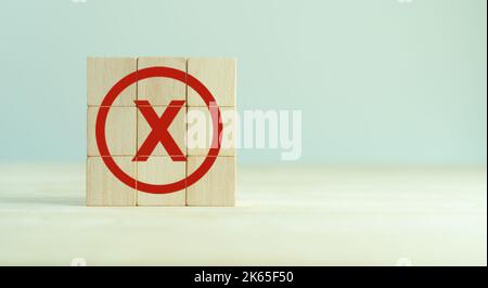 Croce rossa, x, segno di segno errato, segno di rifiuto nella pila di cubi di legno. Concetto di decisione negativa o scelta di voto, contro, contro, contro Foto Stock