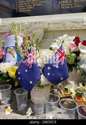 Kuta, Indonesia. 10th Ott 2022. Bandiere e fiori australiani sono in piedi al memoriale per le vittime di Bali in occasione del 20th° anniversario degli attacchi. Il 12 ottobre 2002, le auto bombe a Kuta hanno ucciso 202 persone e ferito molte altre. Solo 88 australiani sono stati uccisi. In occasione dell'anniversario, molte persone hanno deposto fiori e scritto piccole lettere in memoria dei loro cari che sono morti nell'attacco. Credit: Carola Frentzen/dpa/Alamy Live News Foto Stock