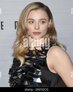 Los Angeles, Stati Uniti. 11th Ott 2022. Chloë Grace Moretz arriva al prime Video, LA PREMIERE PERIFERICA, che si tiene al Theatre at Ace Hotel di Los Angeles, CA martedì 11 ottobre 2022. (Foto di Sthanlee B. Mirador/Sipa USA) Credit: Sipa USA/Alamy Live News Foto Stock