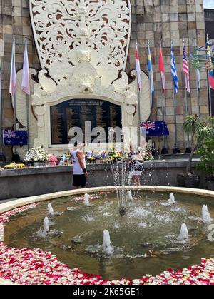 Kuta, Indonesia. 10th Ott 2022. Il memoriale per le vittime di Bali in occasione del 20th° anniversario degli attentati. Il 12 ottobre 2002, le auto bombe a Kuta hanno ucciso 202 persone e ferito molte altre. Solo 88 australiani sono stati uccisi. In occasione dell'anniversario, molte persone hanno deposto fiori e scritto piccole lettere in memoria dei loro cari che sono morti nell'attacco. Credit: Carola Frentzen/dpa/Alamy Live News Foto Stock