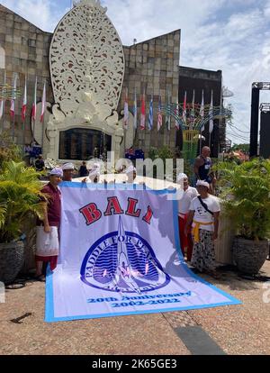 Kuta, Indonesia. 10th Ott 2022. Un banner è tenuto presso il memoriale per le vittime di Bali in occasione del 20th° anniversario degli attentati. Il 12 ottobre 2002, le auto bombe a Kuta hanno ucciso 202 persone e ferito molte altre. Solo 88 australiani sono stati uccisi. In occasione dell'anniversario, molte persone hanno deposto fiori e scritto piccole lettere in memoria dei loro cari che sono morti nell'attacco. Credit: Carola Frentzen/dpa/Alamy Live News Foto Stock