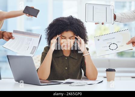 Donna, stress e burnout in affari, ufficio e mal di testa sensazione di stanchezza, frustrazione e sovraccarico di lavoro. Donna nera, depressione e salute mentale con Foto Stock