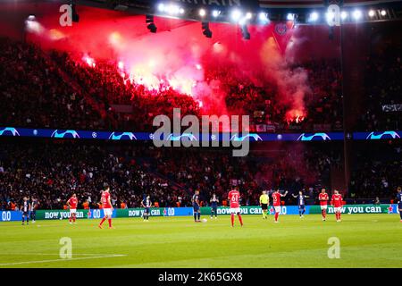 Parigi, Francia. 11th Ott 2022. Fuochi d'artificio durante la UEFA Champions League, partita di calcio del Gruppo H tra Parigi Saint-Germain e SL Benfica il 11 ottobre 2022 allo stadio Parc des Princes di Parigi, Francia - Photo Elyse Lopez/DPPI Credit: DPPI Media/Alamy Live News Foto Stock