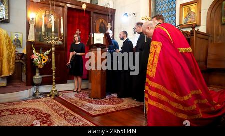 Smirne, Turchia, Turchia. 10th Ott 2022. Il Patriarca Ecumenico Bartolomeo i di Costantinopoli ha visitato la Chiesa di Hagia Fotini a Izmir, Turchia, su invito del Metropolita di Izmir Bartolomeo Samaras. Bartolomeo i officiò alla messa domenicale della chiesa e benedisse la comunità affollata, che comprendeva persone provenienti da Grecia, Turchia, Russia e Romania. Bartolomeo i è il leader spirituale dei cristiani ortodossi orientali di tutto il mondo. Dal 2 novembre 1991 è stato arcivescovo di Costantinopoli e patriarca ecumenico del 270th. Inoltre, la chiesa greca, che è l'unica ca Foto Stock